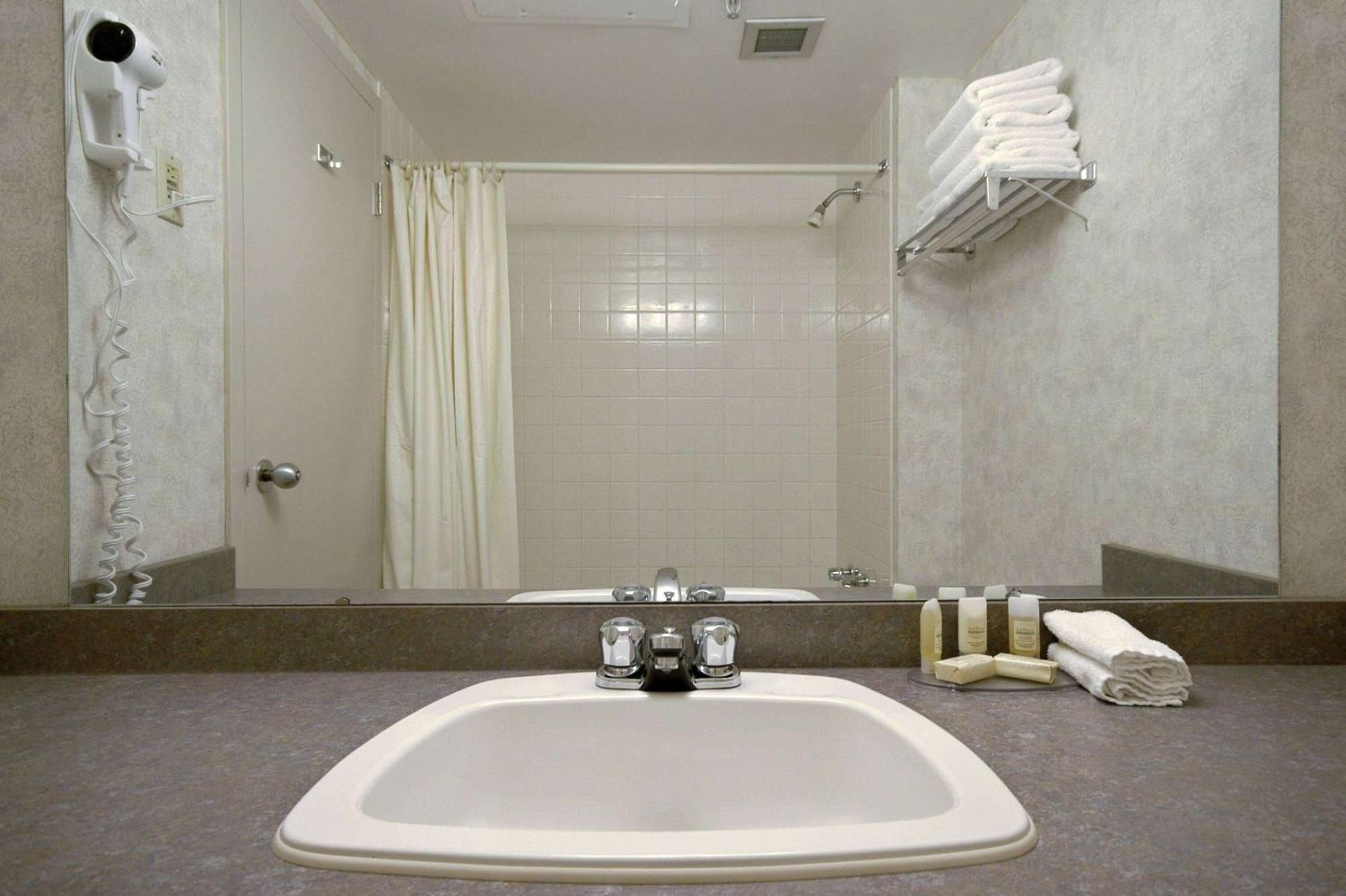 Howard Johnson By Wyndham Portage La Prairie Eksteriør billede